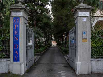 Accediamo al De Mattias tramite uno dei due ingressi della struttura, contraddistinti entrambi da un cancello in ferro tra robuste colonne, recanti il nome del complesso...